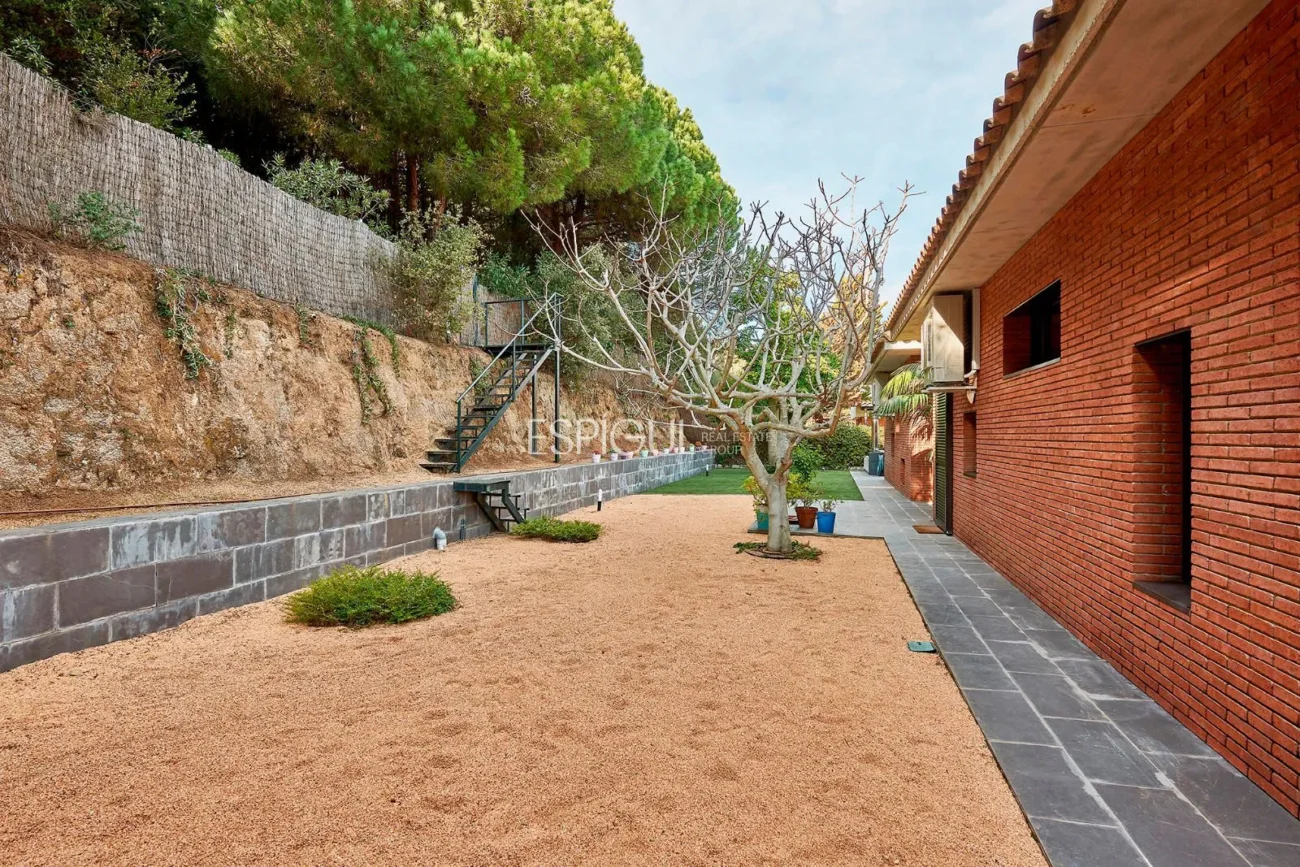 Espectacular casa en una gran parcela con jardín y piscina