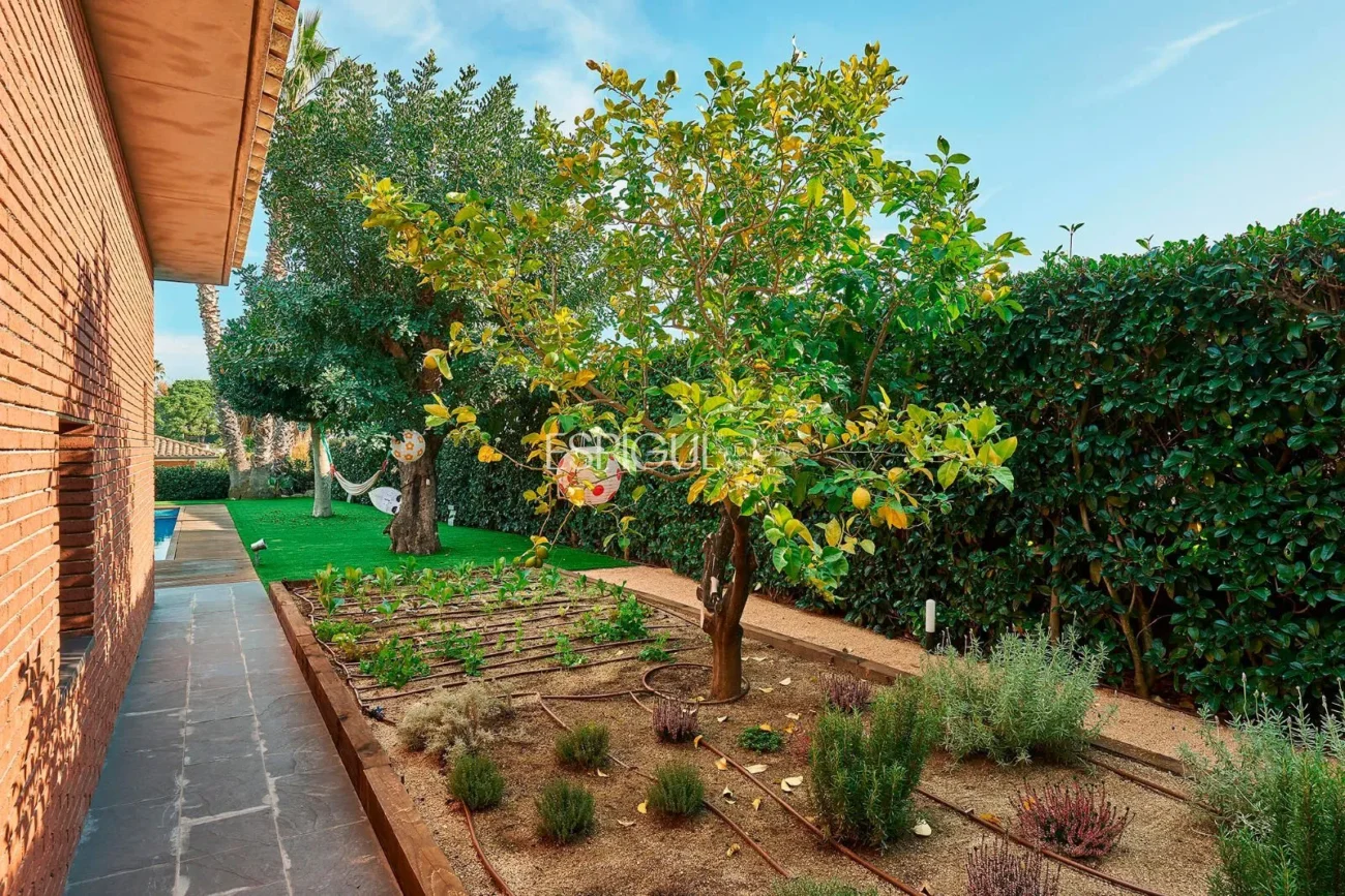 Espectacular casa en una gran parcela con jardín y piscina