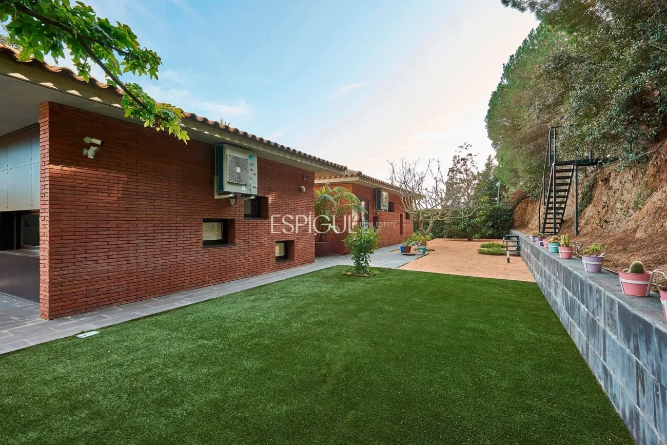 Espectacular casa en una gran parcela con jardín y piscina