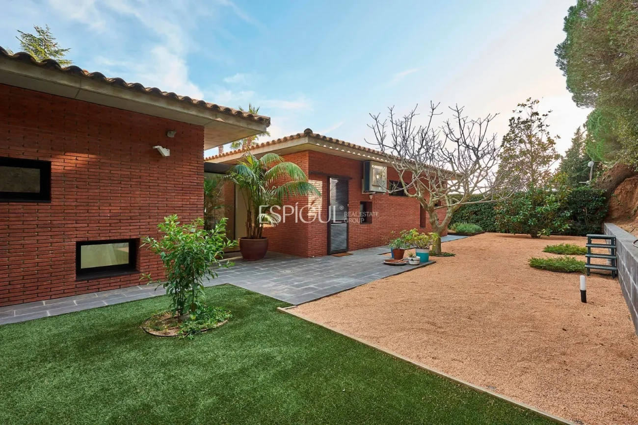 Espectacular casa en una gran parcela con jardín y piscina