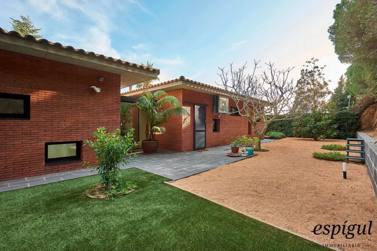 Spectacular home on a large plot with a garden and private pool