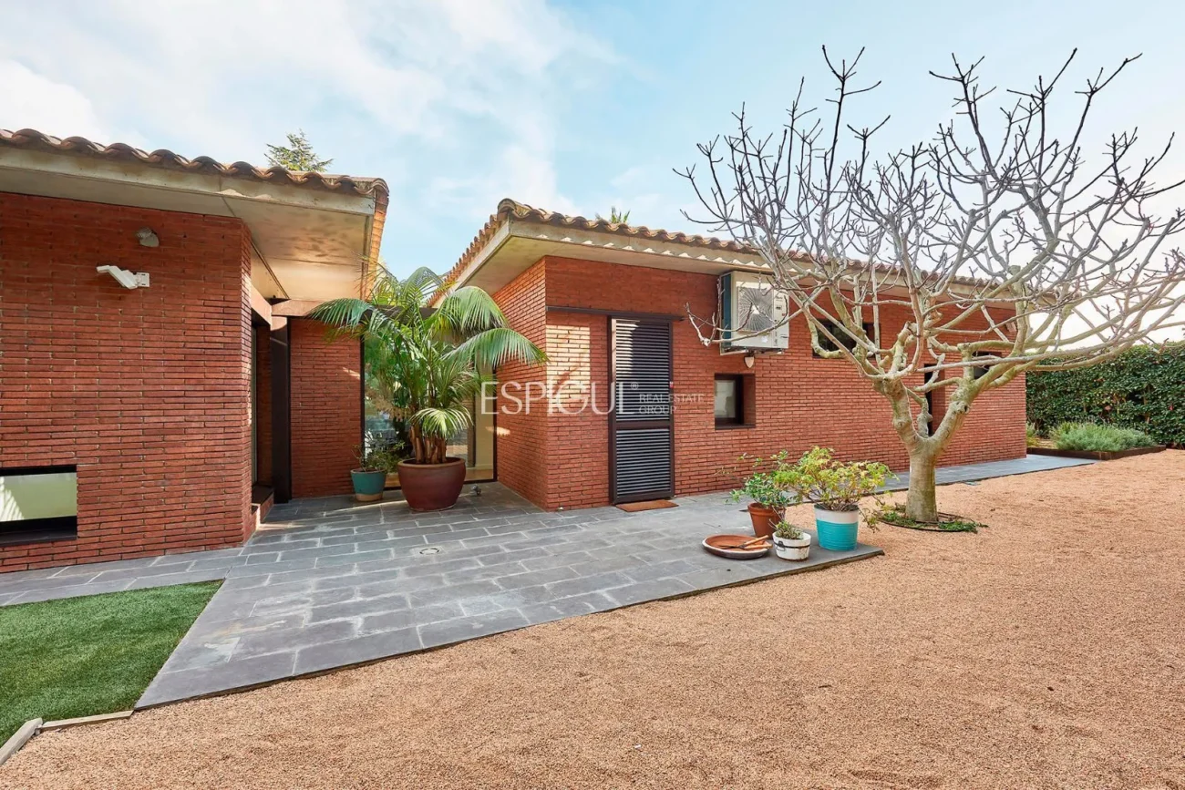 Espectacular casa en una gran parcela con jardín y piscina