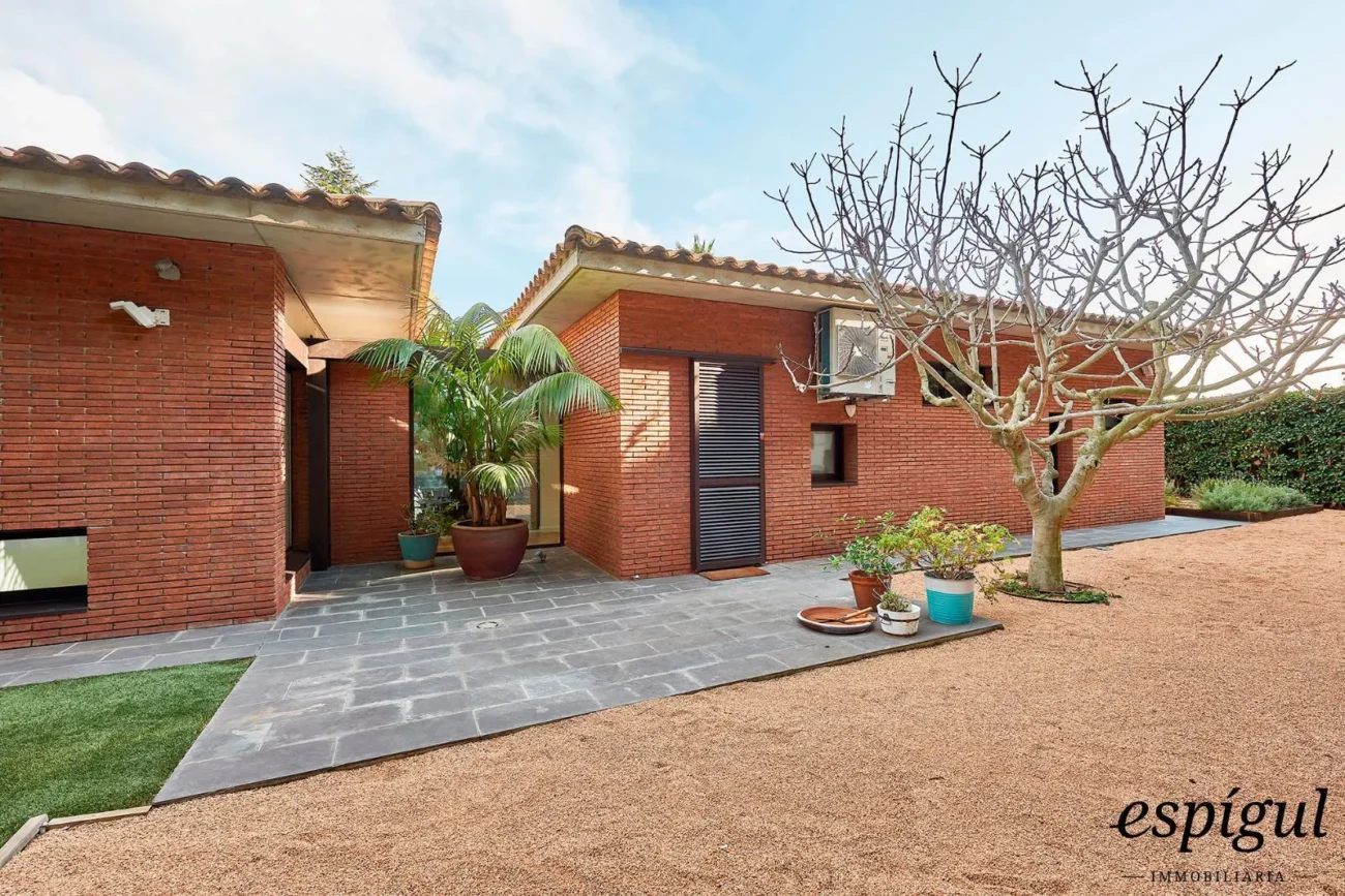 Spectacular home on a large plot with a garden and private pool