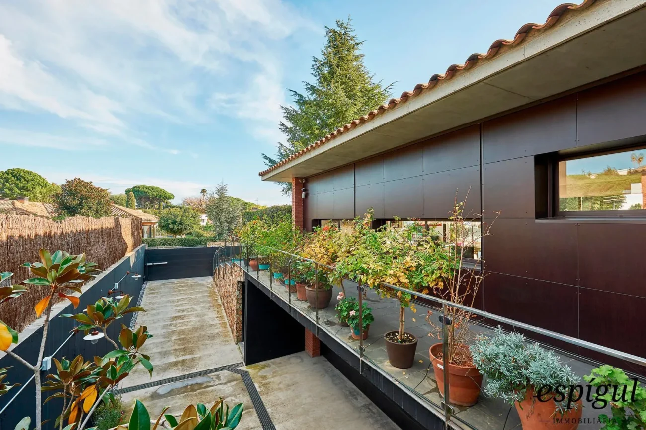 Spectacular home on a large plot with a garden and private pool