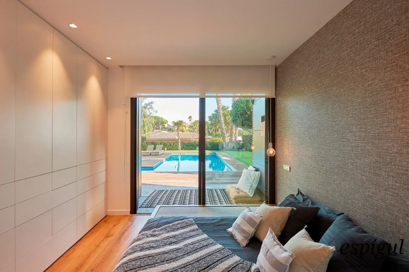 Spectacular home on a large plot with a garden and private pool