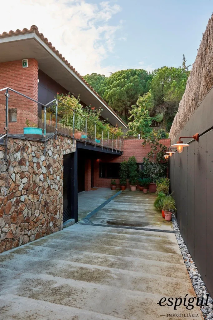 Spectacular home on a large plot with a garden and private pool