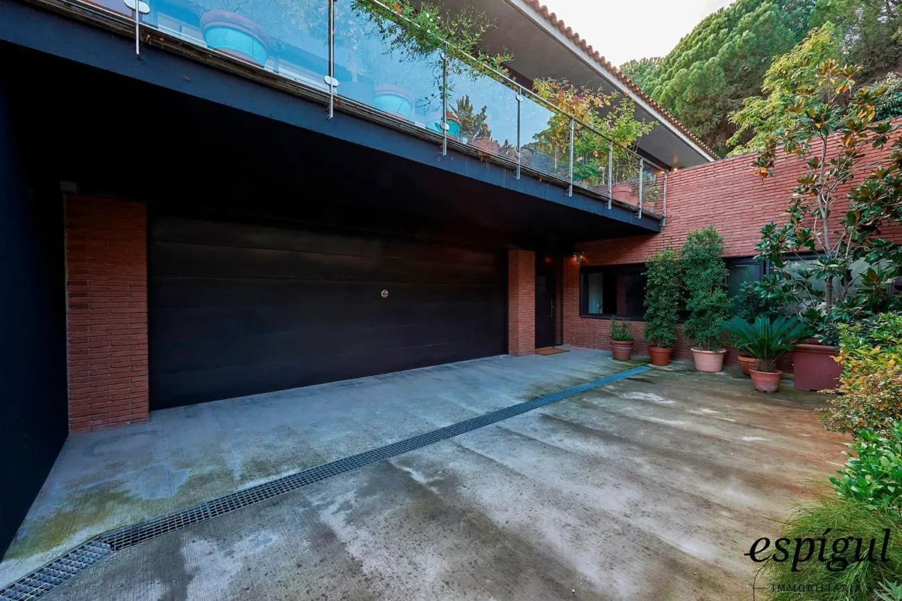 Spectacular home on a large plot with a garden and private pool