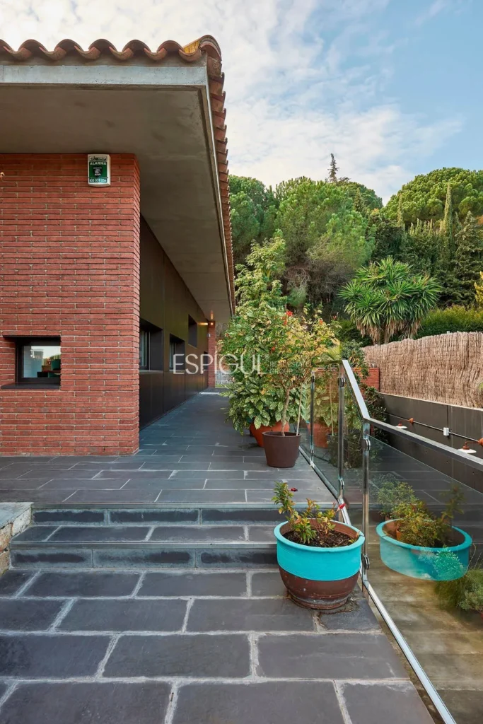 Espectacular casa en una gran parcela con jardín y piscina