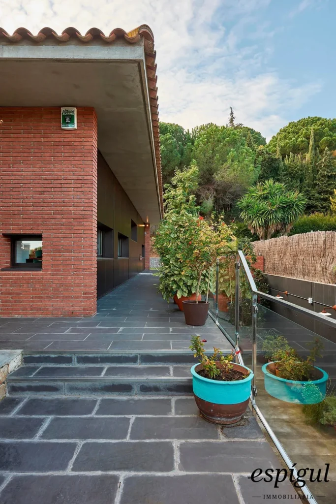 Spectacular home on a large plot with a garden and private pool