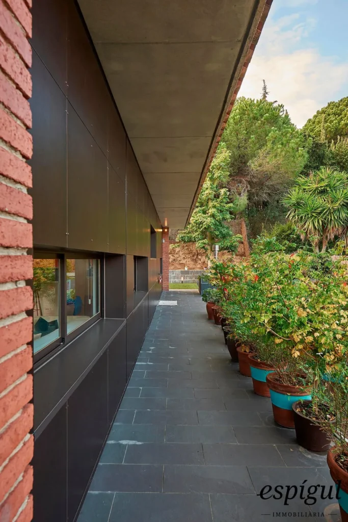 Spectacular home on a large plot with a garden and private pool