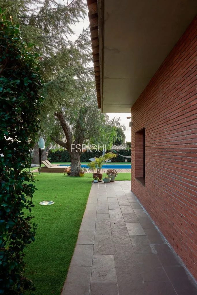 Espectacular casa en una gran parcela con jardín y piscina