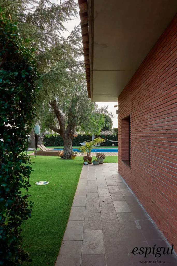 Spectacular home on a large plot with a garden and private pool