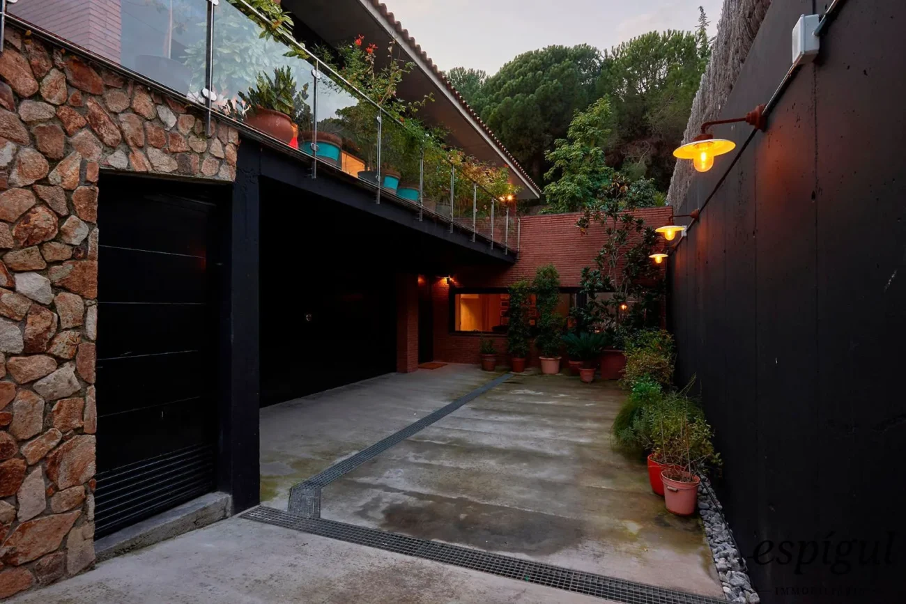 Spectacular home on a large plot with a garden and private pool