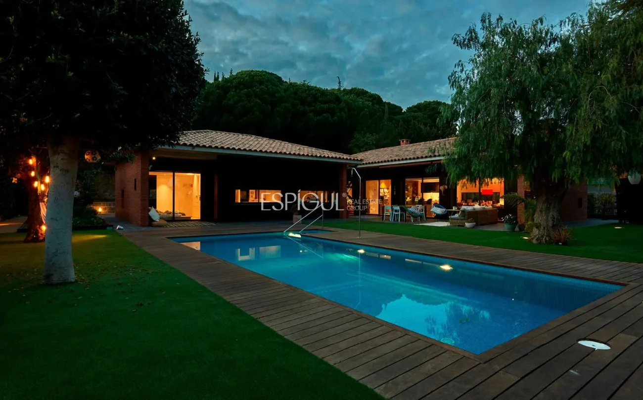 Espectacular casa en una gran parcela con jardín y piscina