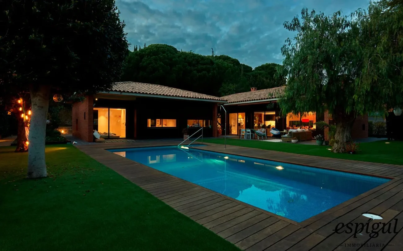 Spectacular home on a large plot with a garden and private pool