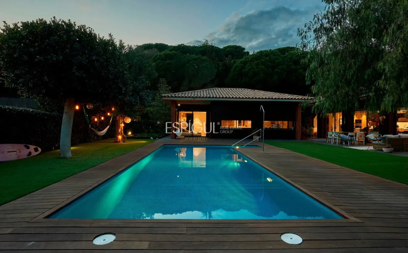 Espectacular casa en una gran parcela con jardín y piscina