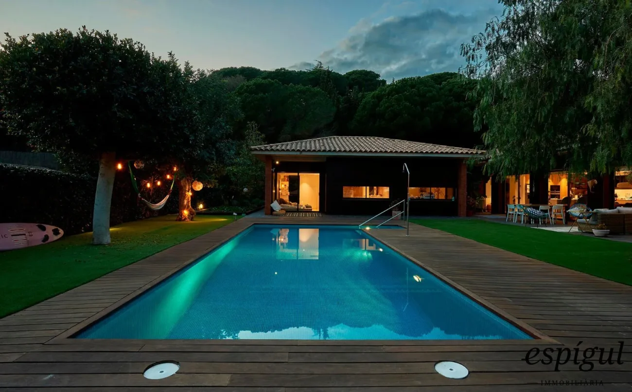 Spectacular home on a large plot with a garden and private pool