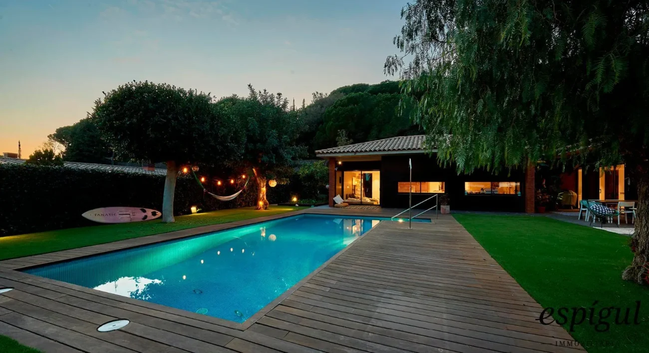 Spectacular home on a large plot with a garden and private pool