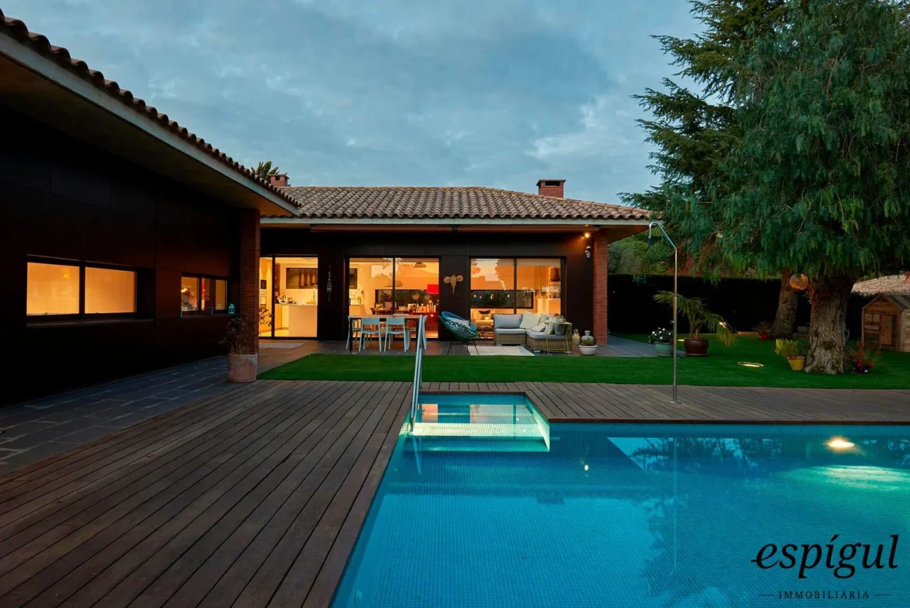 Spectacular home on a large plot with a garden and private pool