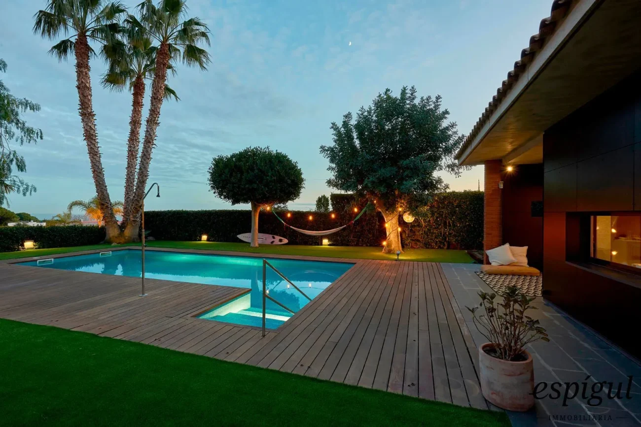 Spectacular home on a large plot with a garden and private pool