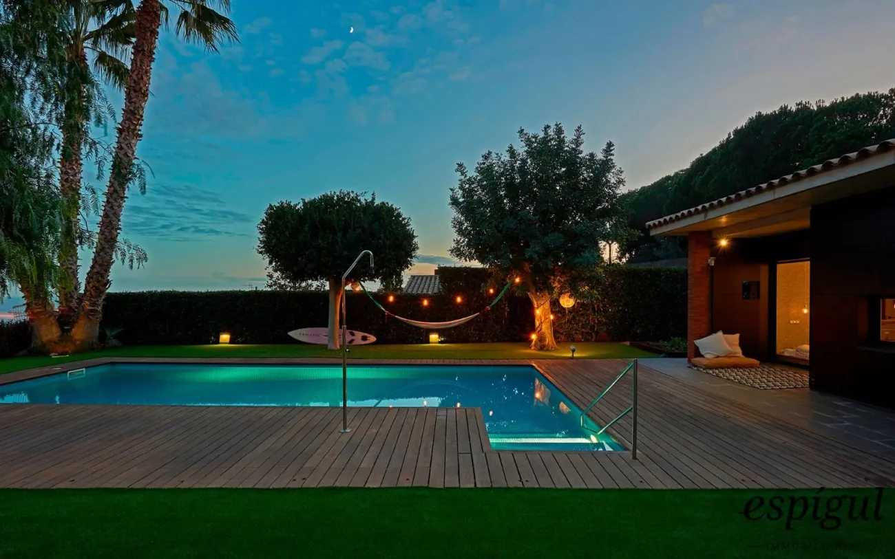 Spectacular home on a large plot with a garden and private pool