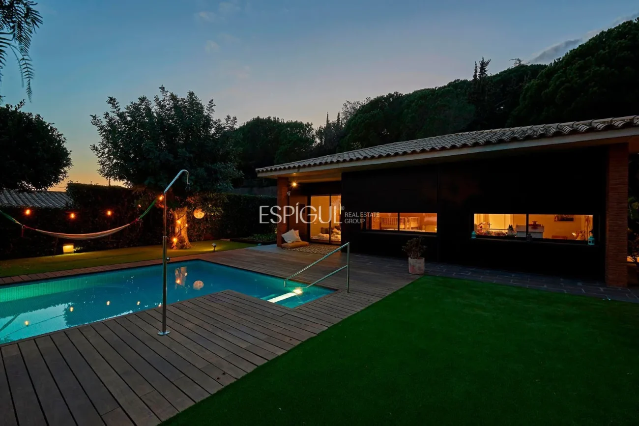 Espectacular casa en una gran parcela con jardín y piscina