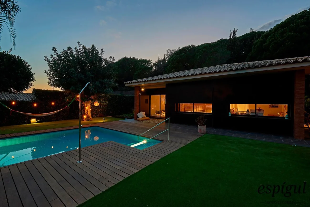 Spectacular home on a large plot with a garden and private pool