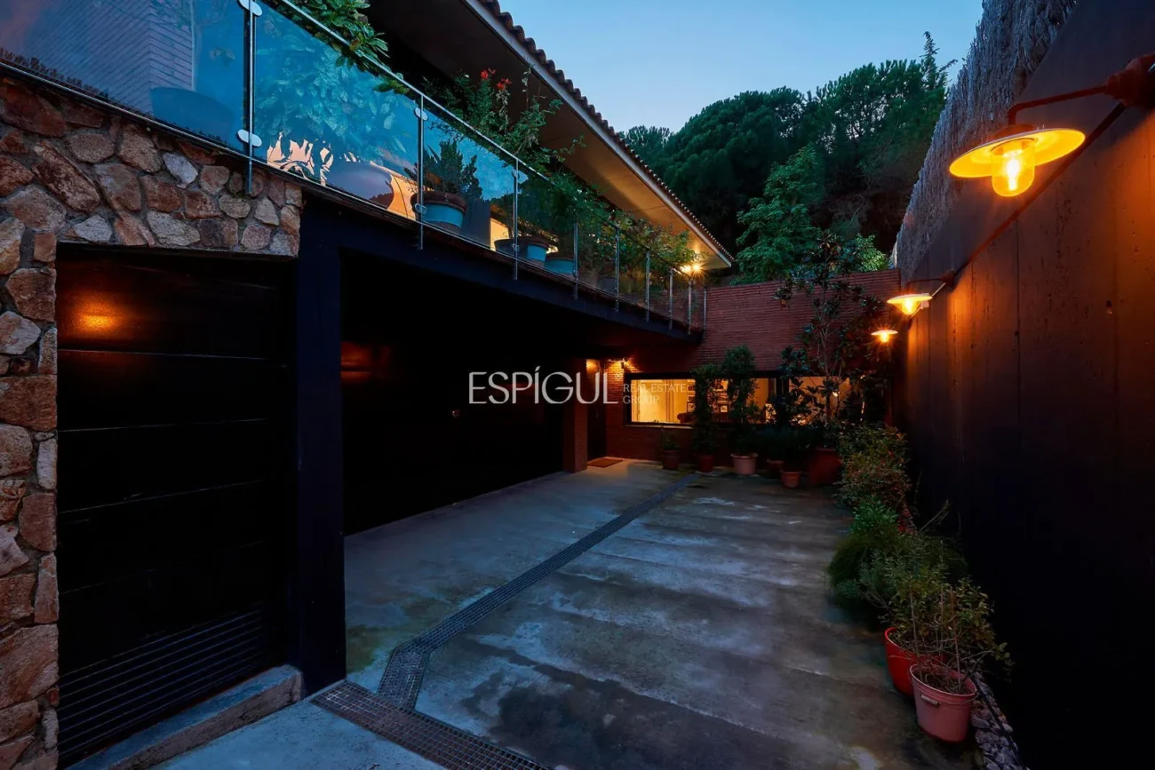 Espectacular casa en una gran parcela con jardín y piscina