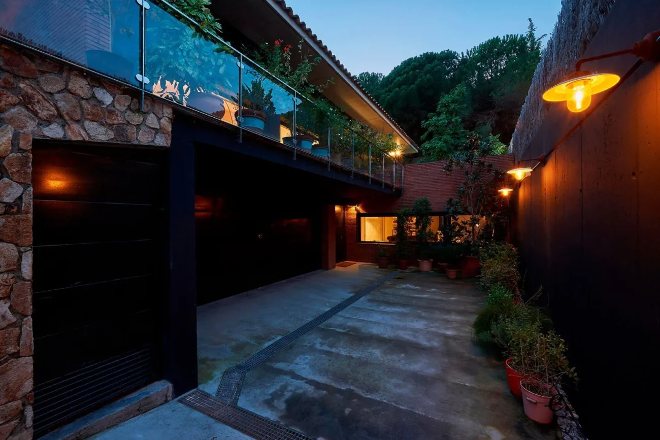 Spectacular home on a large plot with a garden and private pool