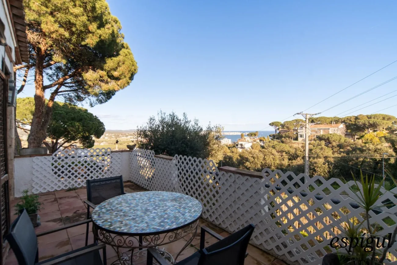 Exclusive house with garden and panoramic sea views