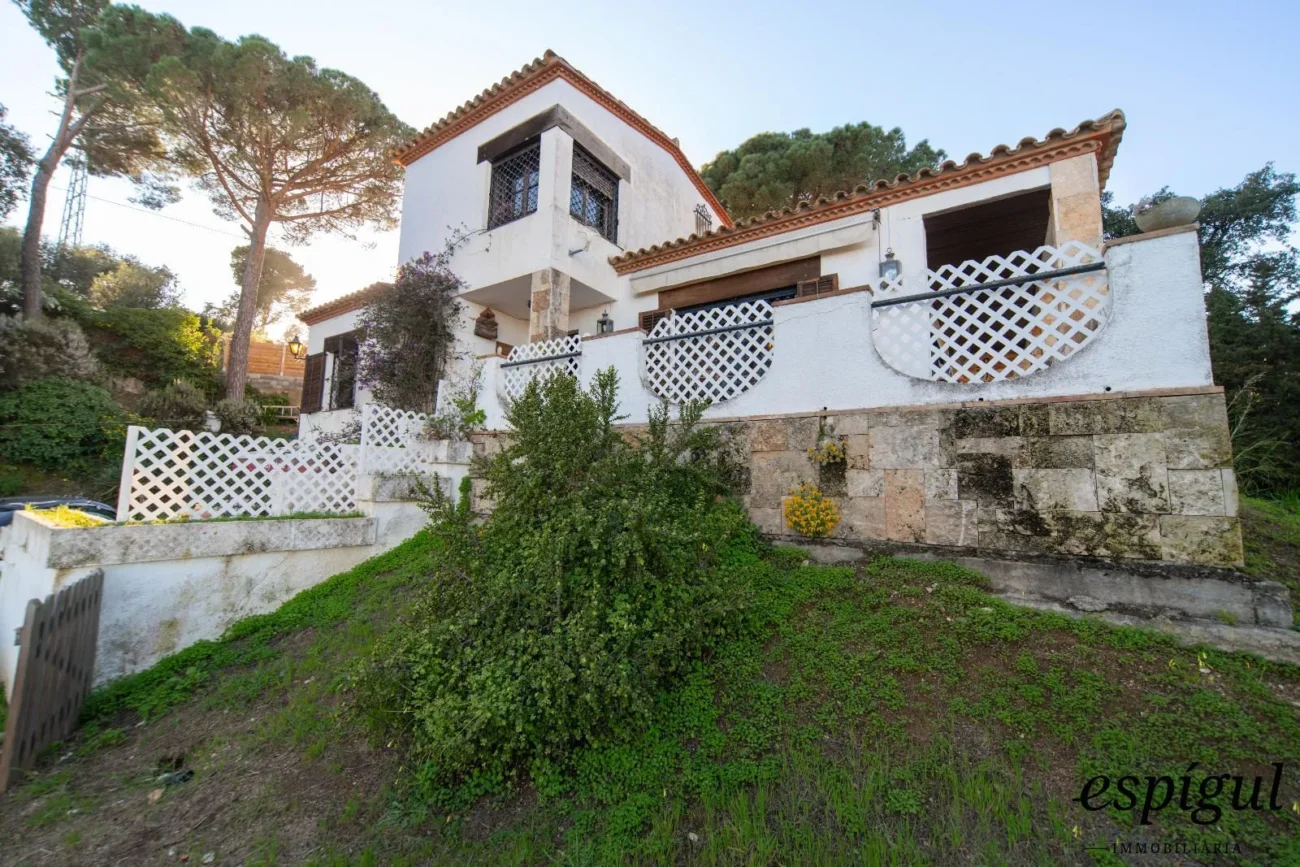 Exclusive house with garden and panoramic sea views