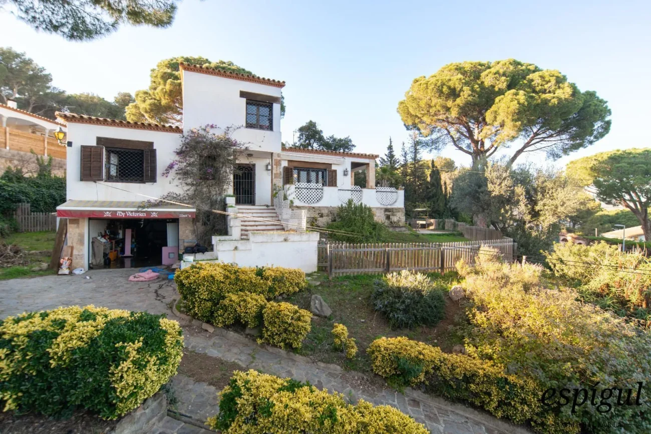 Exclusive house with garden and panoramic sea views