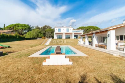 Exclusiva casa restaurada con grandes cualidades en el golf de Sant Andreu de Llavaneres