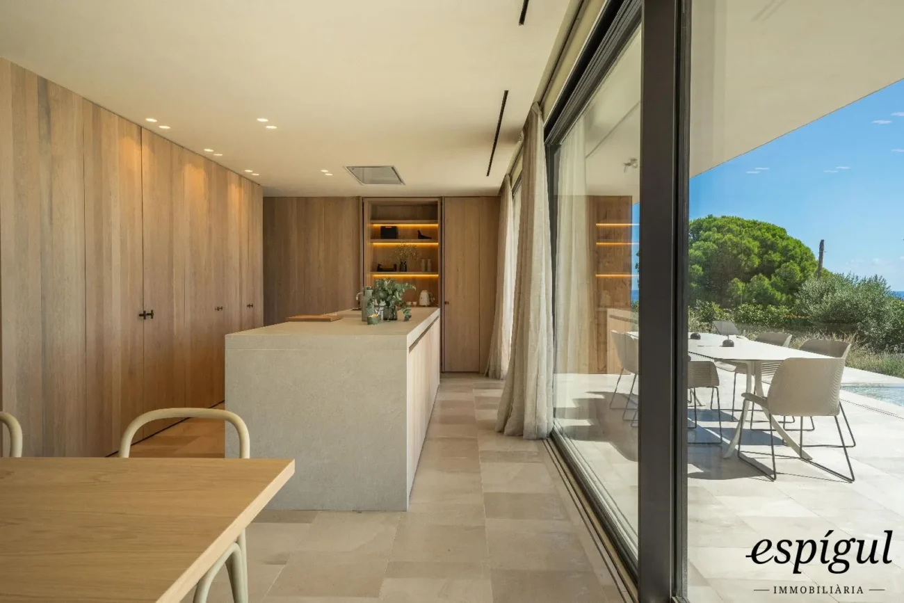 Exclusiva residència de luxe amb disseny vanguardista i confort absolut
