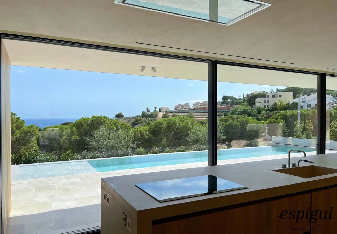 Exclusiva residència de luxe amb disseny vanguardista i confort absolut