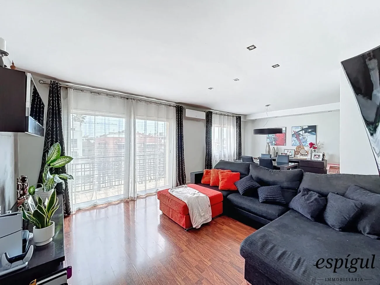 Bonito ático en el centro de Mataró con terraza de 35 m² y parking.