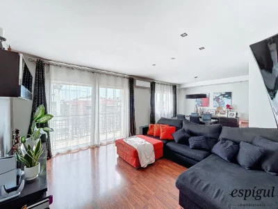 Bonito ático en el centro de Mataró con terraza de 35 m² y parking.