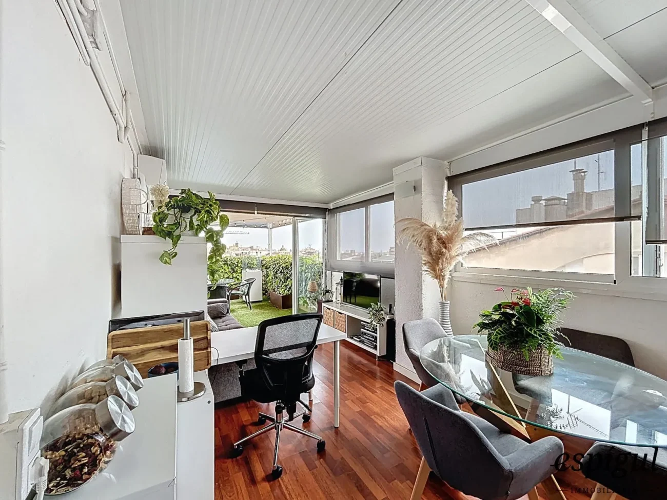 Bonito ático en el centro de Mataró con terraza de 35 m² y parking.