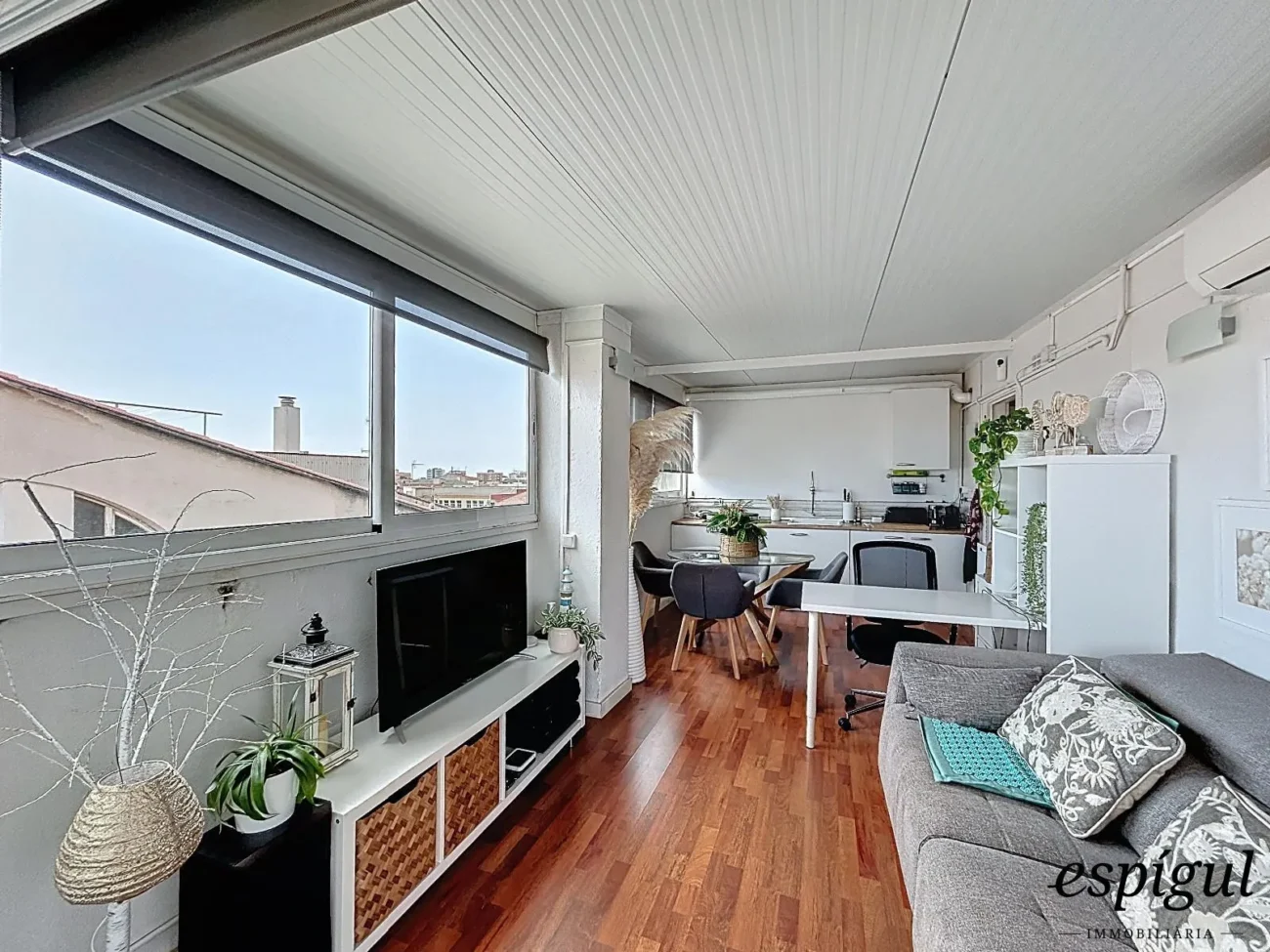 Bonito ático en el centro de Mataró con terraza de 35 m² y parking.