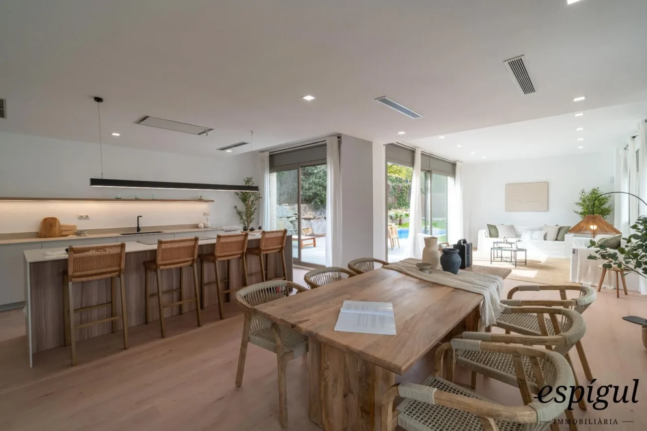 Espectacular casa reformada, amb acabats de qualitat, disseny modern i boniques vistes.