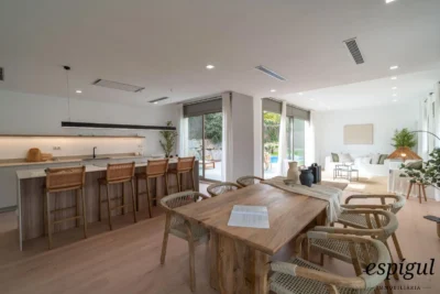 Espectacular casa reformada, amb acabats de qualitat, disseny modern i boniques vistes.