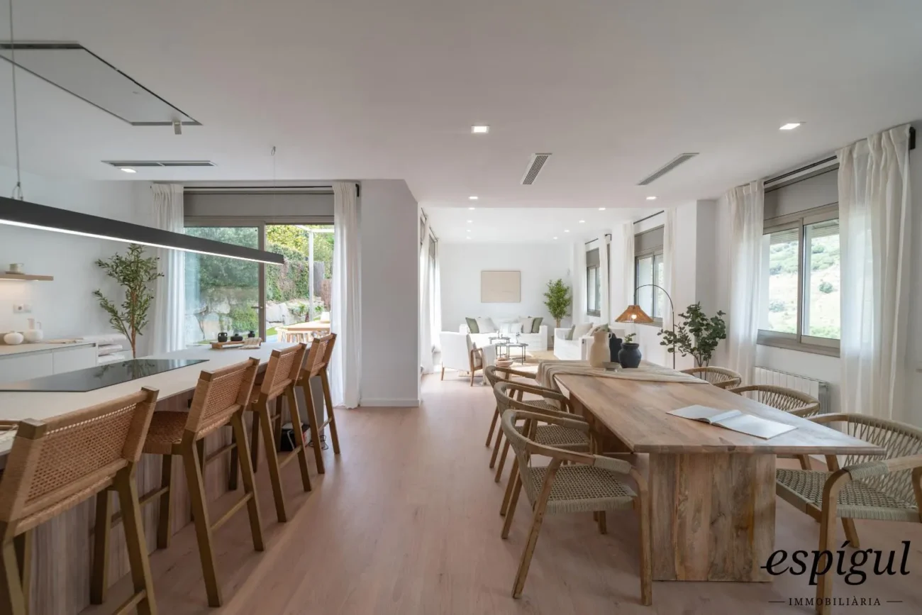 Espectacular casa reformada, amb acabats de qualitat, disseny modern i boniques vistes.