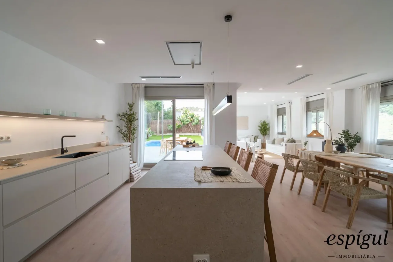 Spectaculaire maison rénovée avec des finitions de qualité, un design moderne et de belles vues.