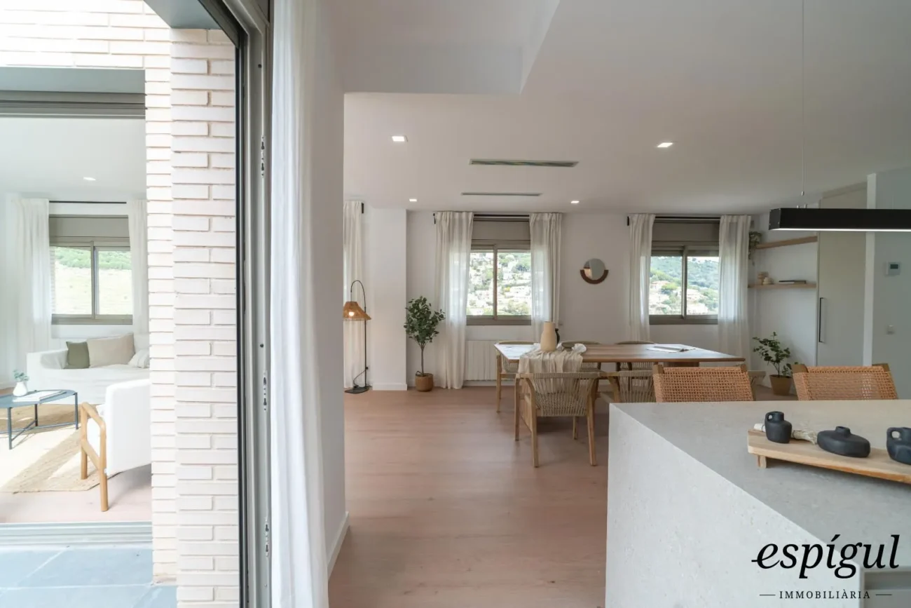 Espectacular casa reformada, amb acabats de qualitat, disseny modern i boniques vistes.