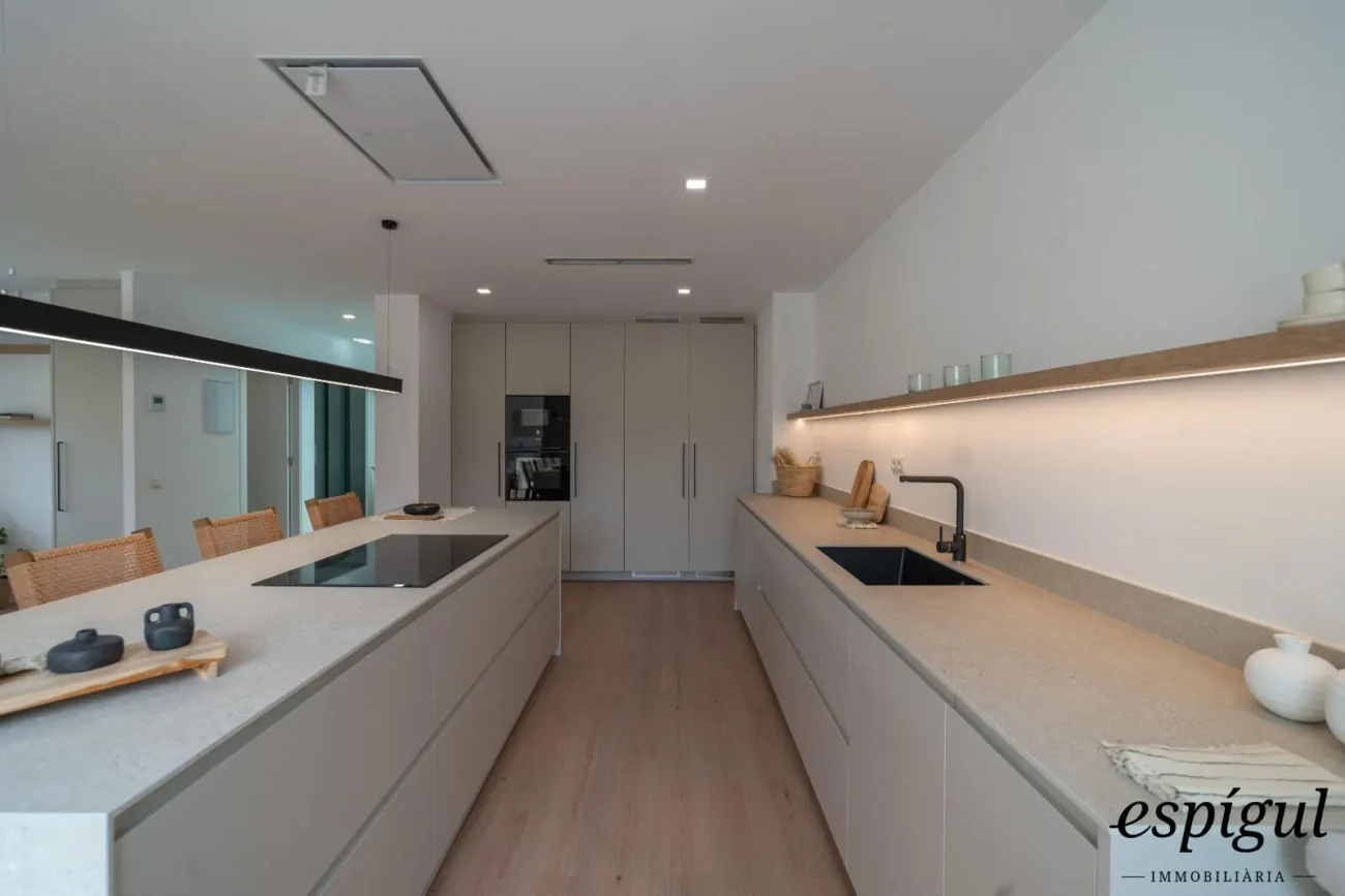 Espectacular casa reformada, amb acabats de qualitat, disseny modern i boniques vistes.