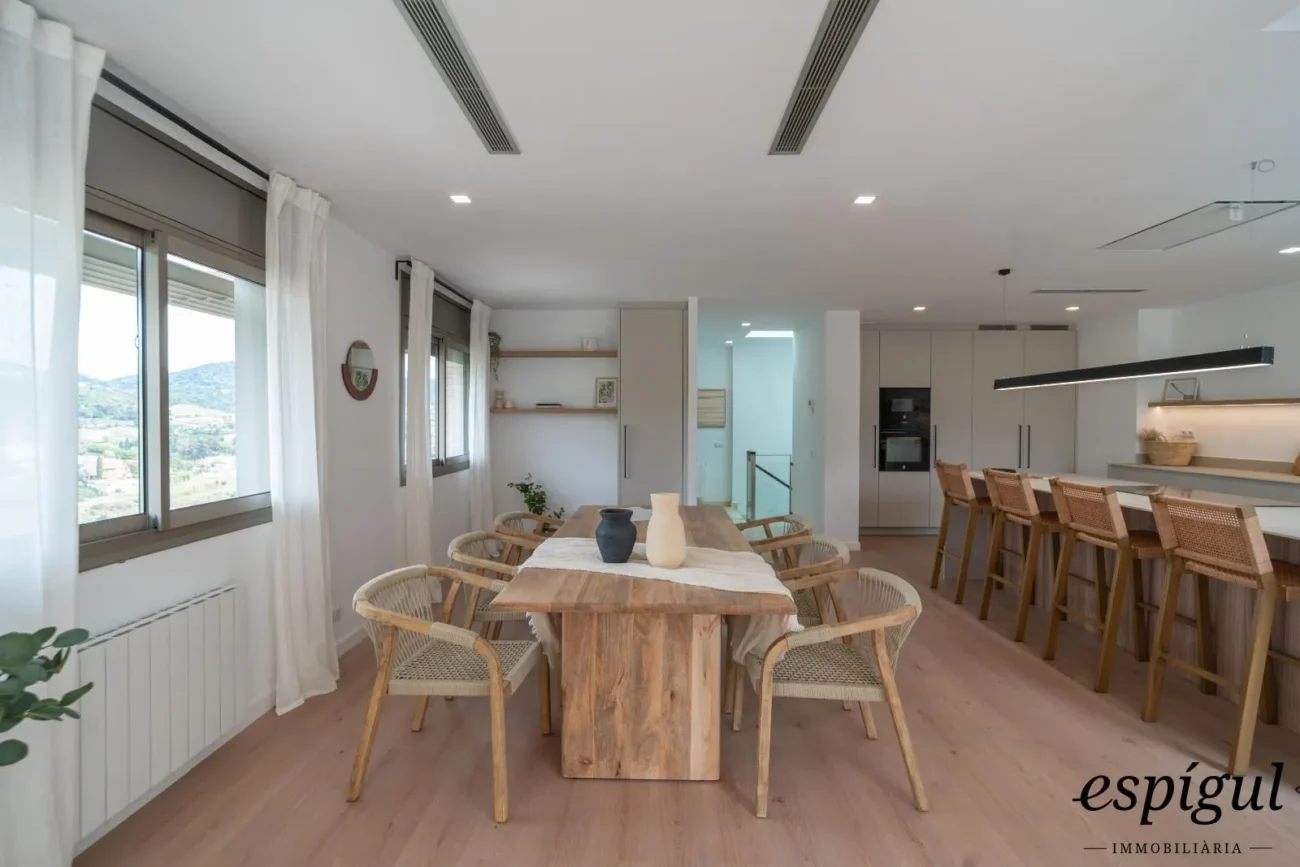 Espectacular casa reformada, amb acabats de qualitat, disseny modern i boniques vistes.