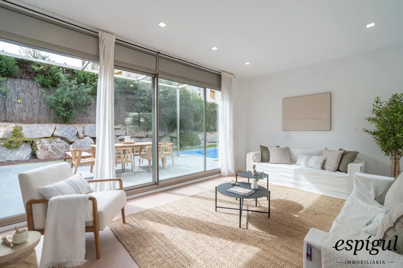 Espectacular casa reformada, amb acabats de qualitat, disseny modern i boniques vistes.