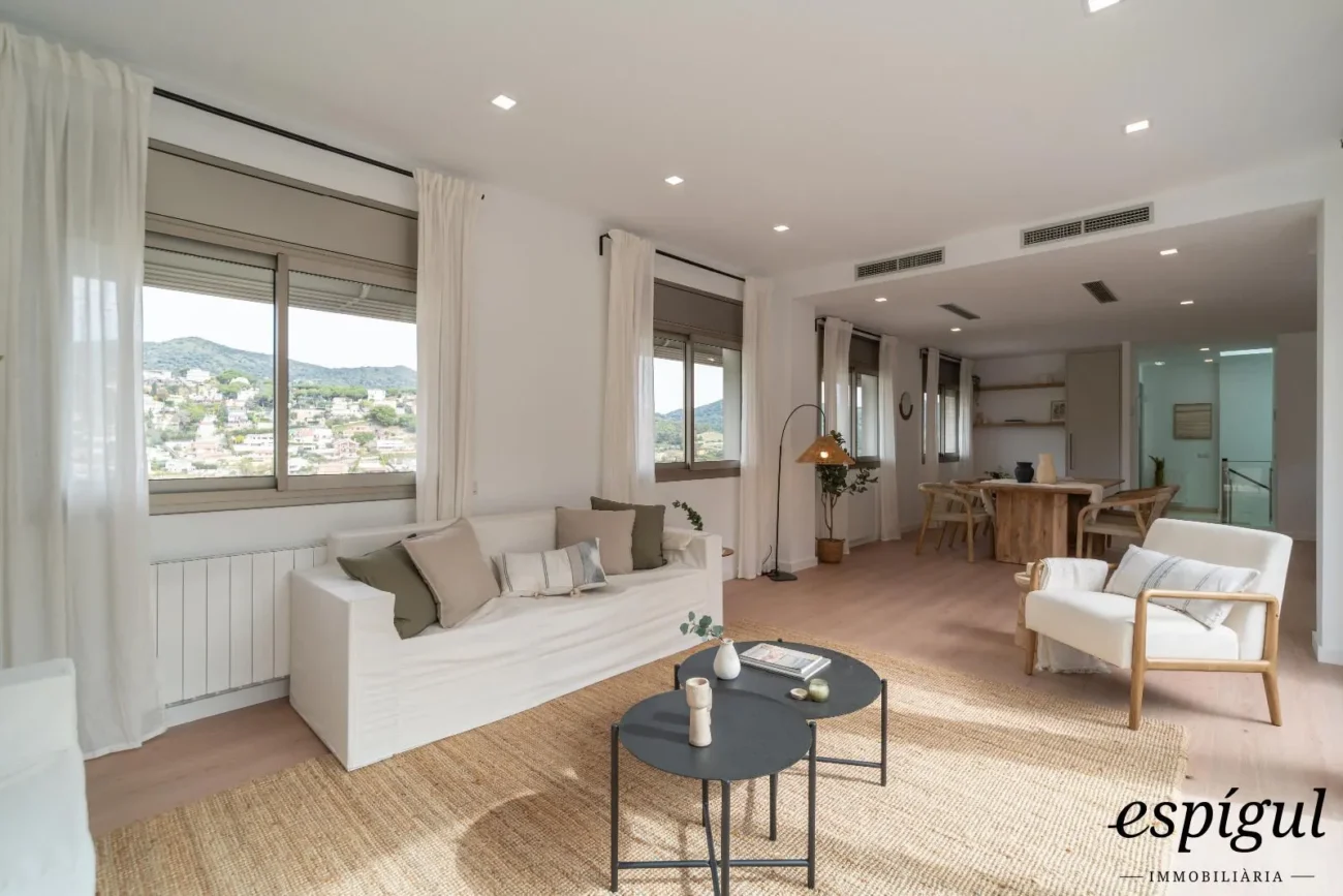 Espectacular casa reformada, amb acabats de qualitat, disseny modern i boniques vistes.
