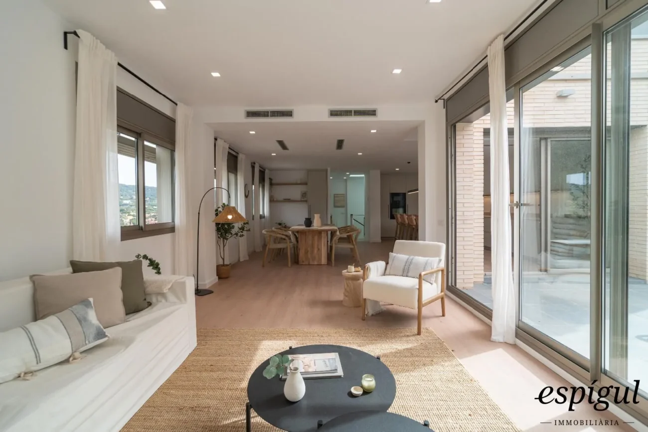 Espectacular casa reformada, amb acabats de qualitat, disseny modern i boniques vistes.