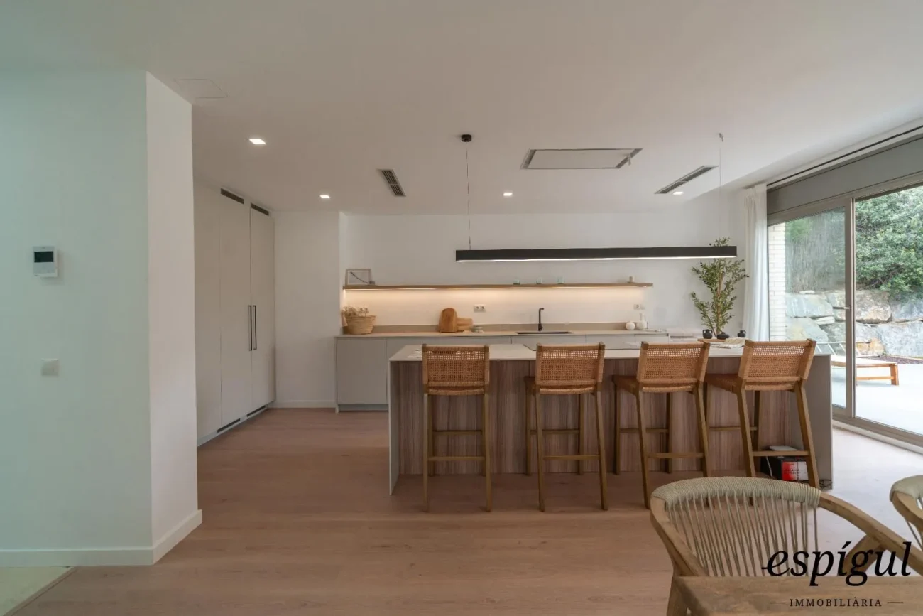 Espectacular casa reformada, amb acabats de qualitat, disseny modern i boniques vistes.